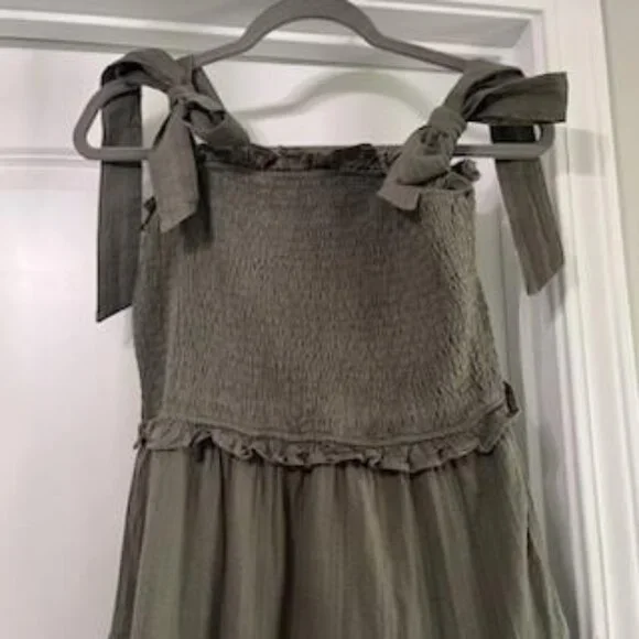 Tiered Smocked Aura Sage Green Midi Women’s Size Small - Picture 4 of 8